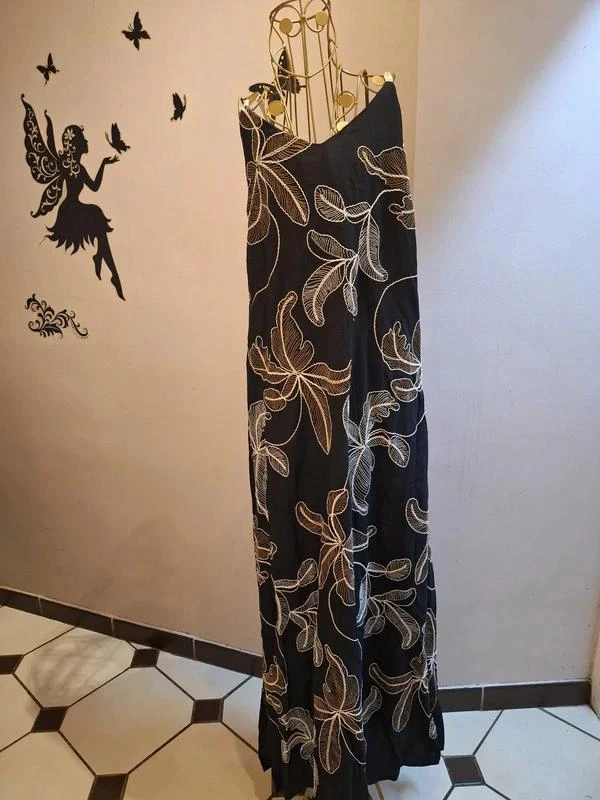 Robe longue brodée noire en coton & lin